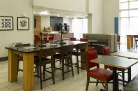 Holiday Inn Express & Suites COLUMBIA-FORT JACKSON by IHG - breakfast