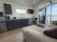 Cass-N-Reel Luxury Houseboat - Homestays