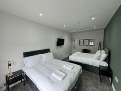 6 Bed Contractor Acom in Hartlepool