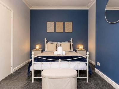 Modern 2 Bed Near Seafront and Easy Commute Links