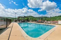 Quality Inn - Pools
