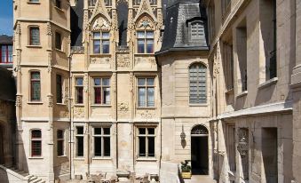 Hotel de Bourgtheroulde, Autograph Collection