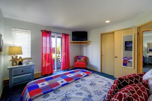 Sound View, Hot Tub Access! Kitsap Peninsula Stay - Homestays