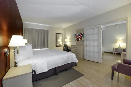 Red Roof Plus+ Gainesville Отели рядом с достопримечательностью «Канапаха Ботаникал Гарденс»