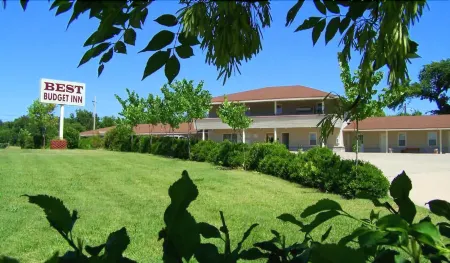 Best Budget Inn Отели рядом с достопримечательностью «Powers Museum»