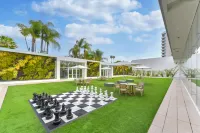 The Beverly Hilton Các khách sạn gần Jade Mills Estates