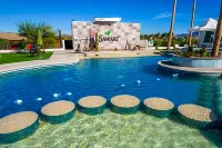 Sawari Hotel - Pools