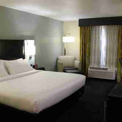 Holiday Inn Express & Suites Marion Rooms