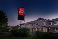 Red Roof Inn Glens Falls - Lake George Hotels near Staples