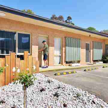 Cranbourne Motor Inn Hotel Exterior