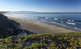 Tides Oceanview Inn and Cottages