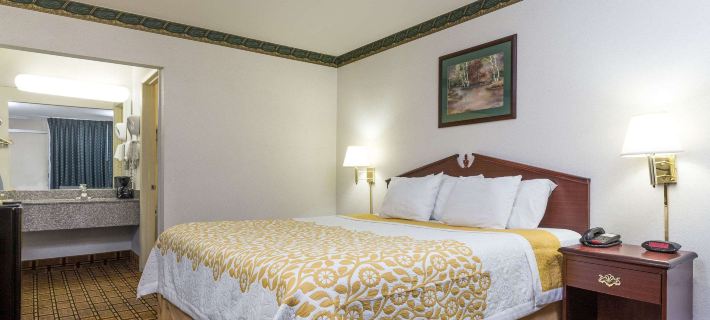 Days Inn by Wyndham Dickson Hotels in Dickson County