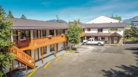 Cedar Motel فنادق في Invermere