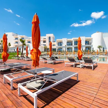 Regency Salgados Hotel & Spa Отели рядом с достопримечательностью «Пляж Аррифеш»