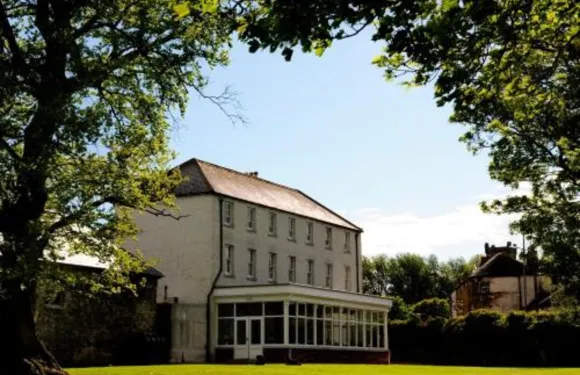 阿斯布魯克阿姆斯聯排別墅餐廳旅館