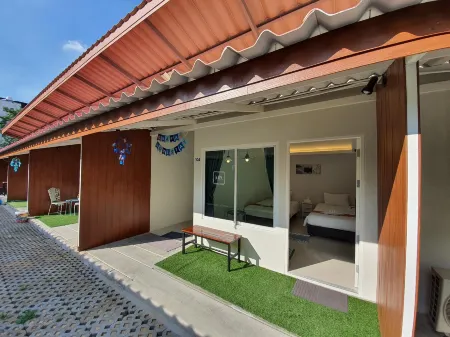 Napa Hostel Samrong Station Отели в г. Самут Пракан