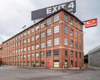 Econo Lodge Hotels near Currier Museum of Art