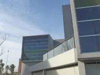 菲拉套房霍斯波利亞酒店 鄰近La Farga Centro Comercial的酒店