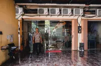 RedDoorz Plus near Sultan Hasanuddin Airport Hotel di Biring Kanaya