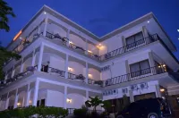 Mansinam Beach Hotel Hotel dekat KRIPIK DAN SEMPOLAN AYAM TEGAL JAYA
