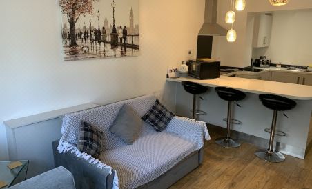 Stylish and Immaculate 2-Bed Apartment in Leigh - Housity