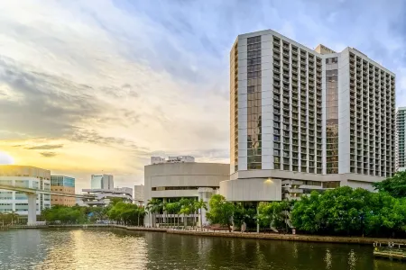 Hyatt Regency Miami Отели рядом с достопримечательностью «Литл Хайти»
