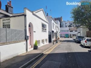 Quirky Seaside Family Cottage Walk to the Waves!