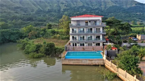 Nakshatra Resort Hotel di Wai