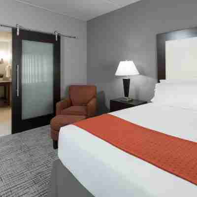 Holiday Inn & Suites Davenport Rooms