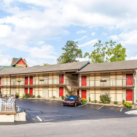 Econo Lodge Inn & Suites on the River