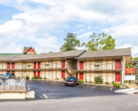 Econo Lodge Inn & Suites on the River