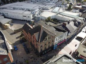 Gorgeous Comfortable Apartment on the High Street