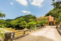 Hongceon Byeolbicheureuneunmaeul Pensyeon