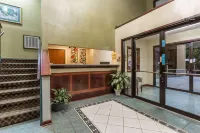 Super 8 by Wyndham Piedmont Greenville Area - parking