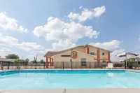 Super 8 by Wyndham Chickasha - Uima-altaat