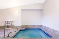 Super 8 by Wyndham McCall - Hot Tub