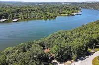 Home w/ Large Deck on Table Rock Lake!