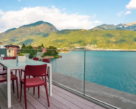 Lakeview Motta Penthouse in Melide Hotels in Melide