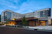 Embassy Suites by Hilton Alpharetta Halcyon Hotel dekat Publix Super Market at Cruse Marketplace