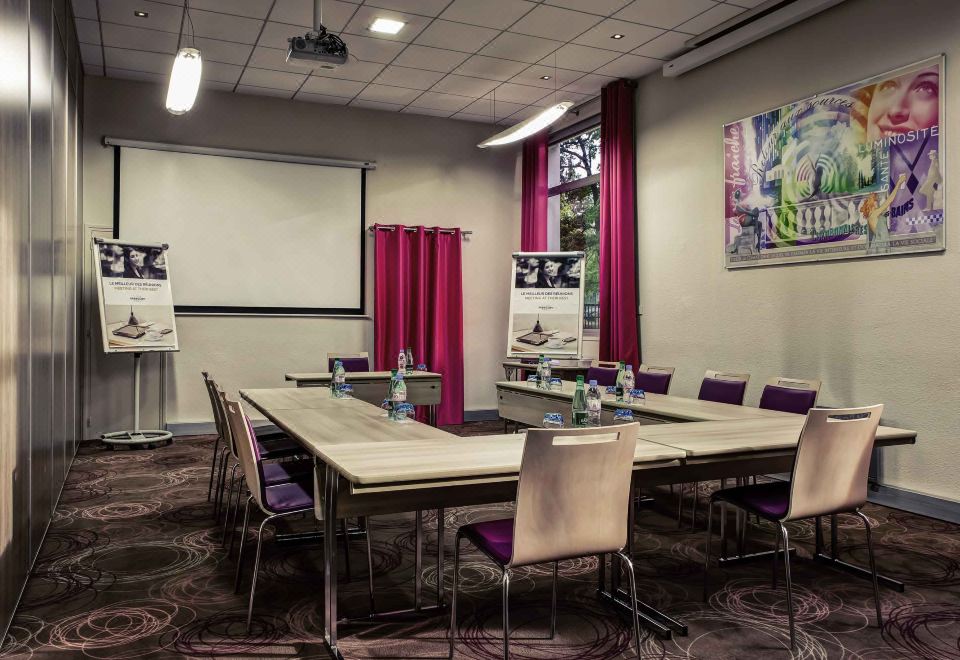 Hotel Mercure Lyon Charbonnieres Over view