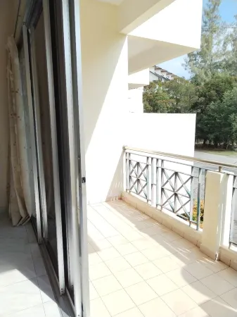 Teluk Batik Holiday Apartment Отели в г. Лумут