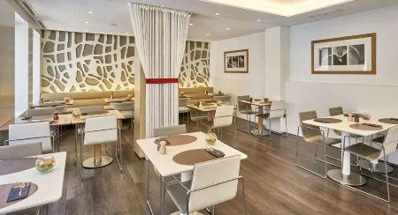 NH Collection Madrid Colon Отели рядом с достопримечательностью «Королевский ботанический сад Мадрида»