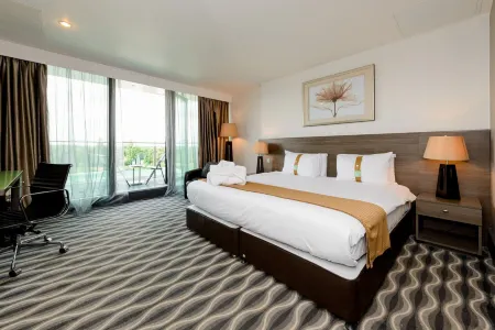 Crowne Plaza London - Kingston Отели рядом с достопримечательностью «Кингстон Юниверсити - Ситинг Уэлс Холс оф Резиденс»