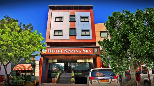 Spring Sky Mughalsarai By ShriGo Hotels - bar