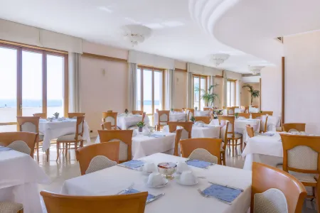 Astura Palace Hotel Отели в г. Неттуно