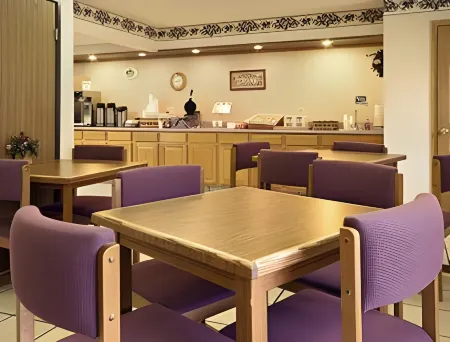 Super 8 by Wyndham Coshocton Roscoe Village Отели в г. Кин Тауншип