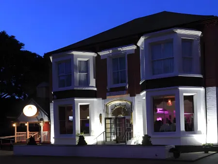 The Pearl Hotel Отели рядом с достопримечательностью «Longthorpe Tower»