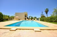 A Stylish Villa with a Private Pool, Short Drive from the Centre, Free AC & Wifi - Private Pool