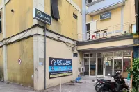 RedDoorz at Deluxe Hotel near Terminal Purabaya Bungurasih Hotel di Kecamatan Gedangan