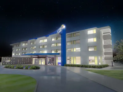 GLō Best Western Bronx NYC Hotel in zona Cee & Cee Department Store